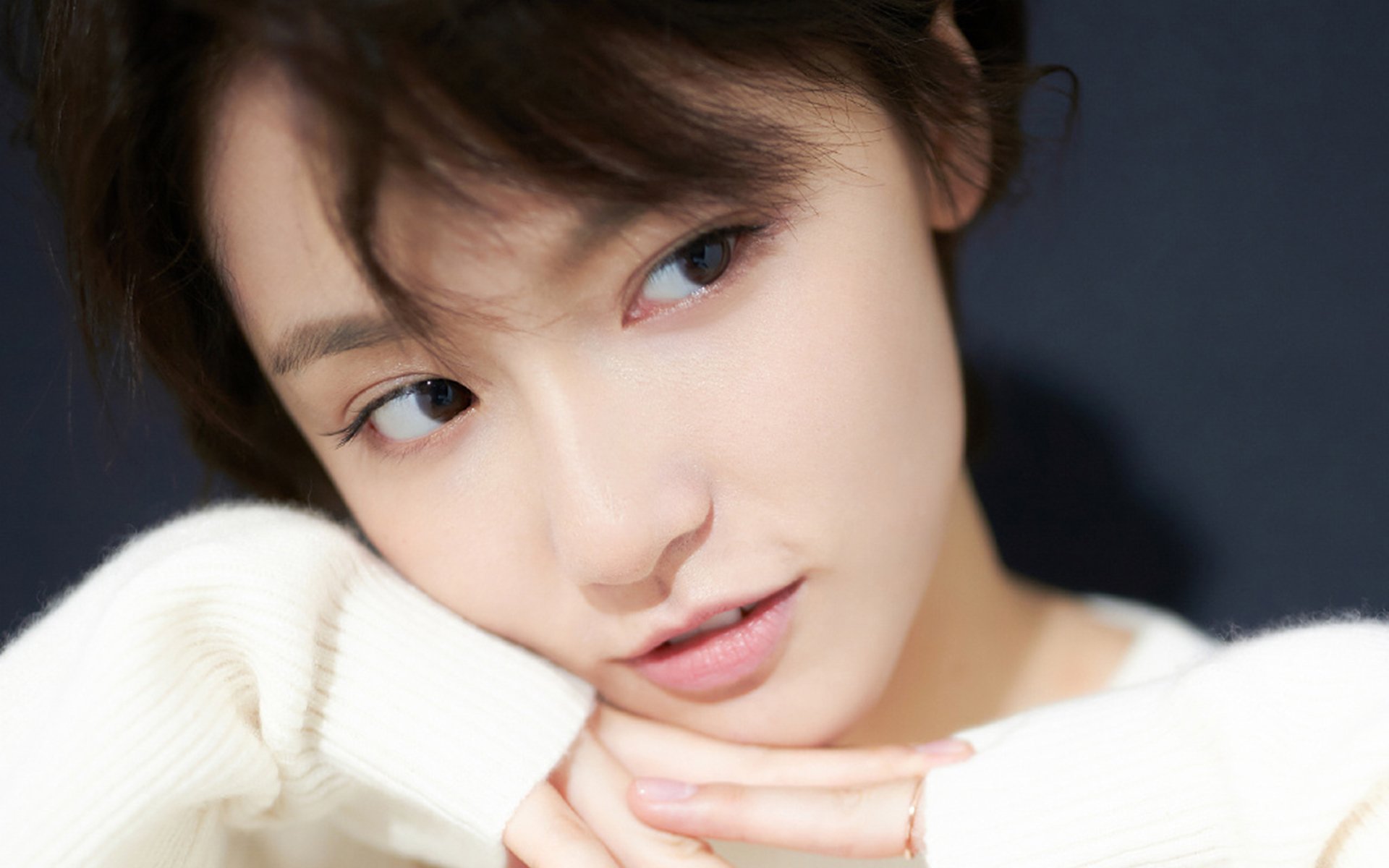 真丝面料图片黑色大衣好看吗女（真丝丝绒黑上衣最忌三种颜色）